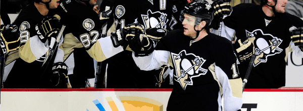 Pens coast to 11th straight win over struggling Leafs
