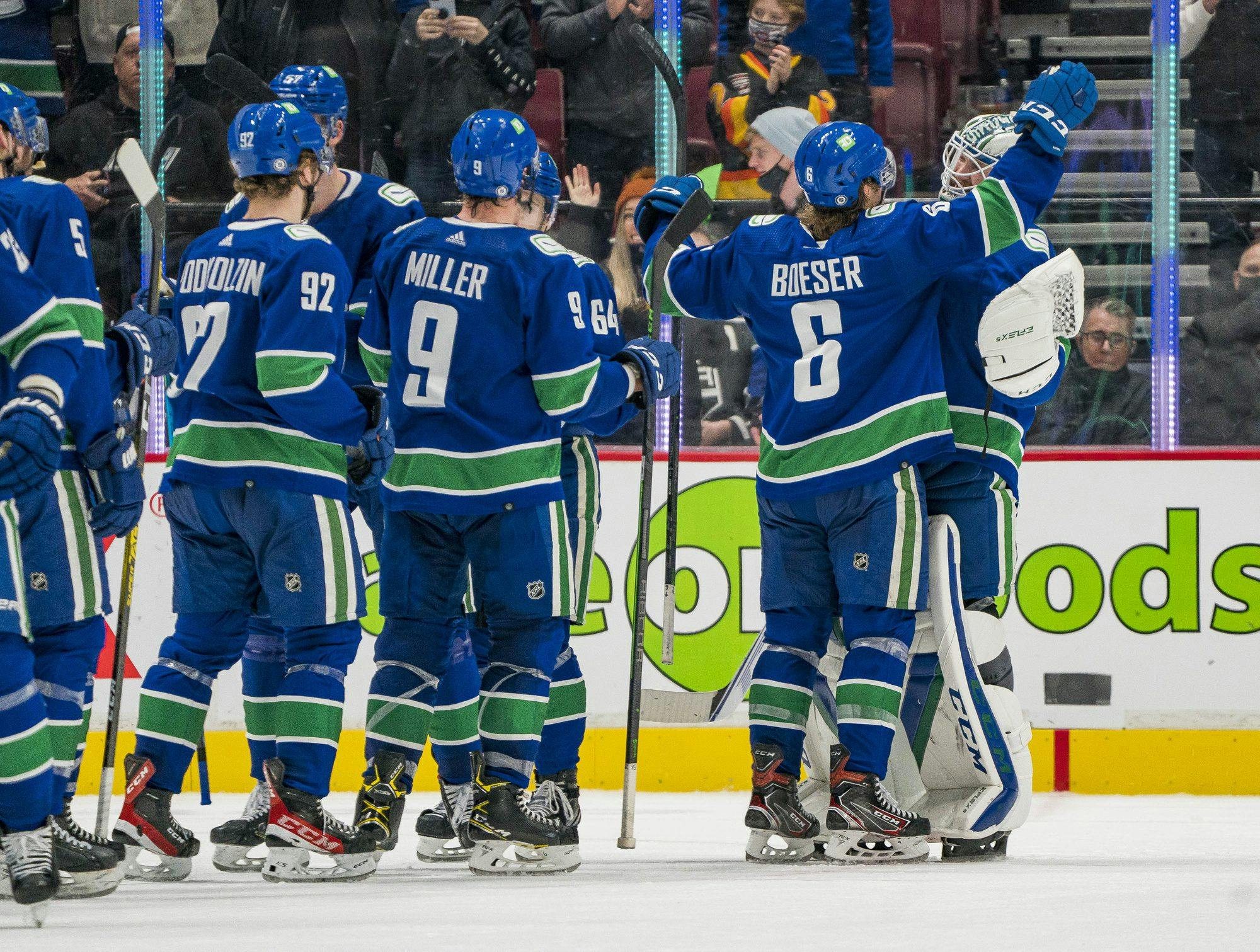 Vancouver fans give Canucks a standing ovation as the team wins in Bruce Boudreau’s debut