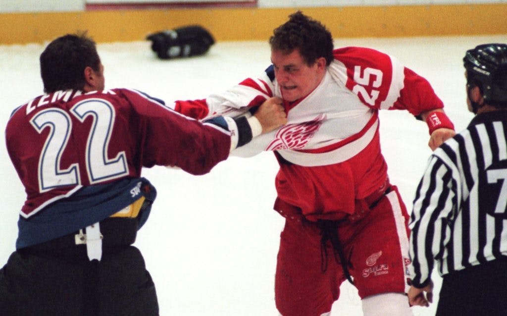 Slava Fetisov throws it to Steve Yzerman and Red Wings score in SCF (1998)  