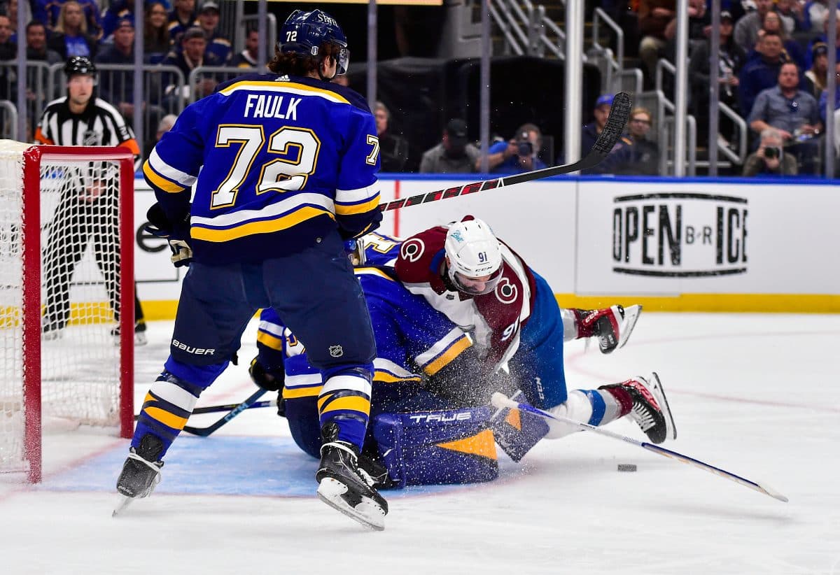 Nazem Kadri alleges Jordan Binnington threw water bottle at him after Game 3