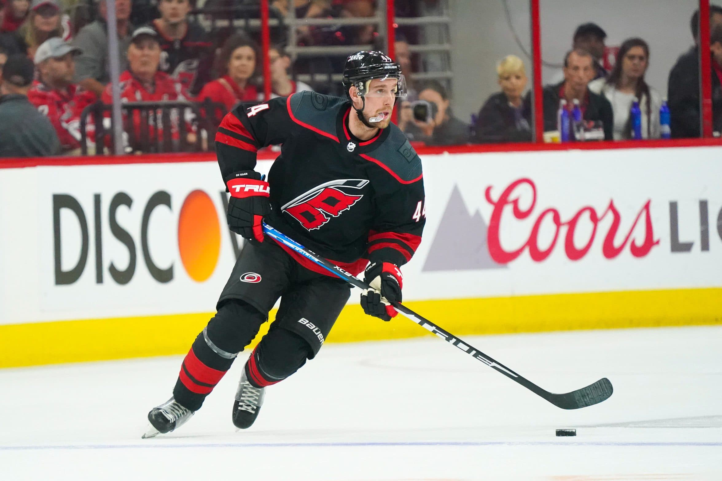 Carolina Hurricanes sign Calvin de Haan to one-year contract