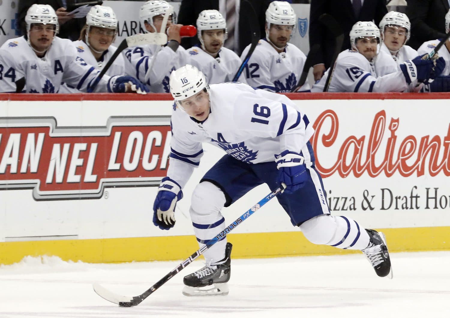 Mitch Marner extends point streak to 20 games with assist against Dallas Stars