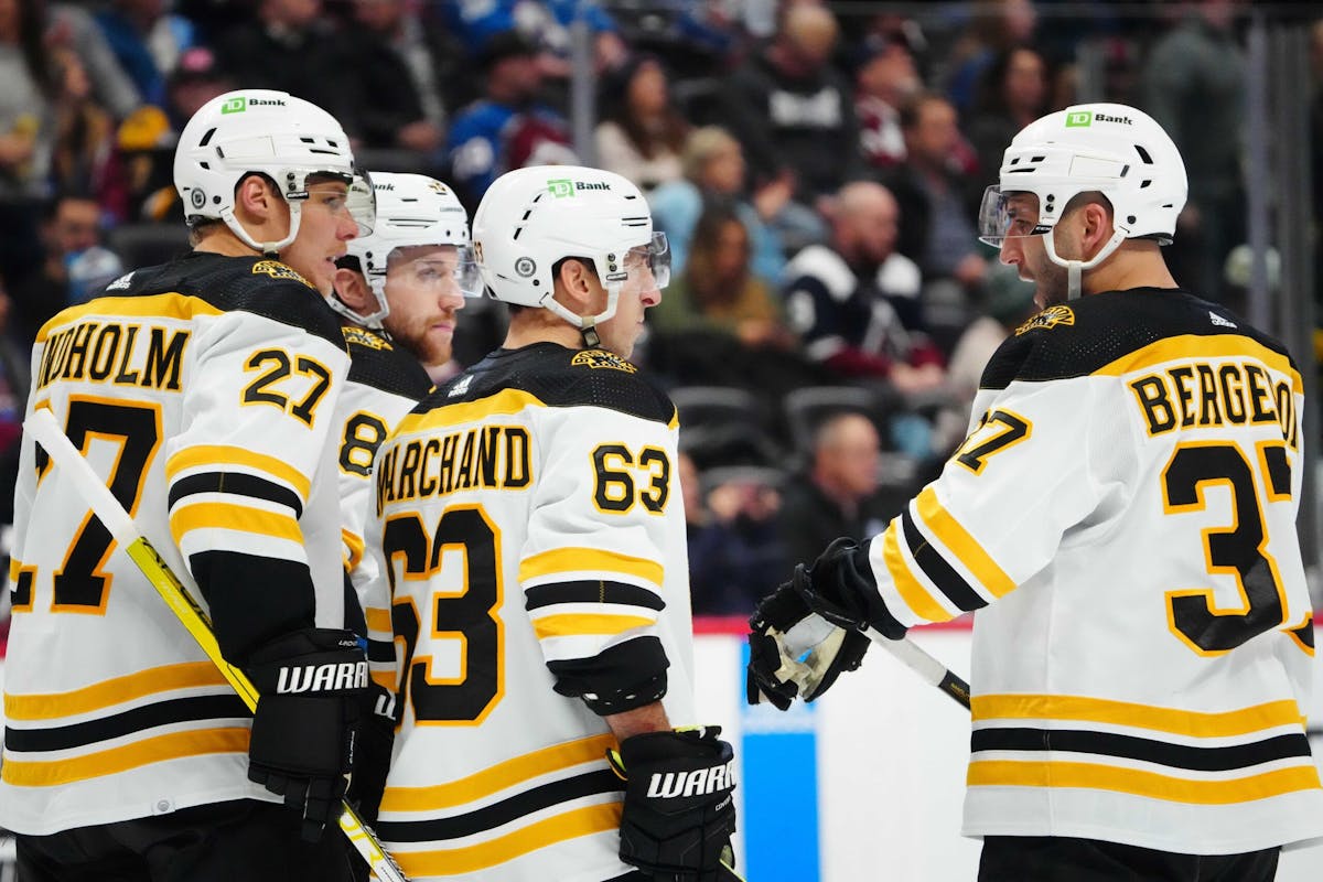 Bruins score 4 in 2nd period, edge struggling Devils