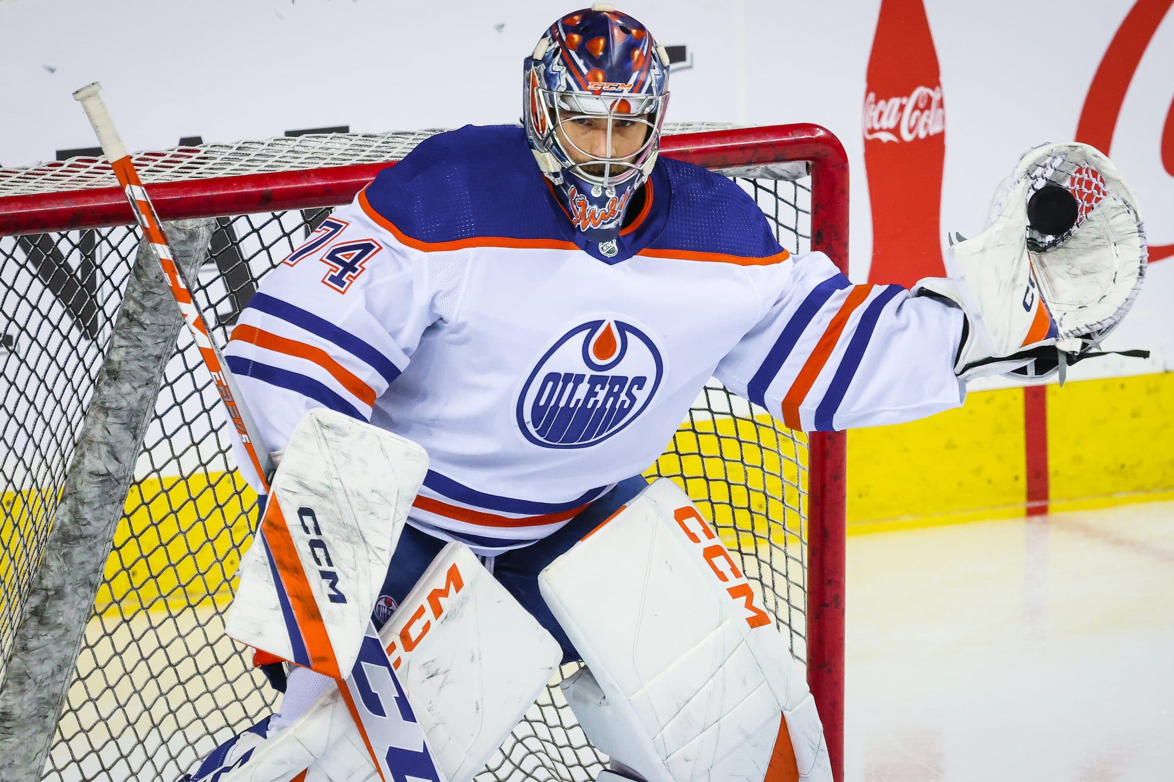 NHL: Canucks fans boo, toss jersey on ice in Rick Tocchet's debut