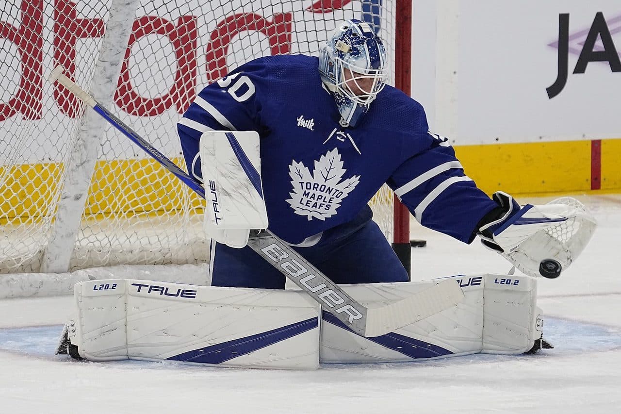 Kallgren makes 34 saves, Maple Leafs beat Hurricanes 3-2