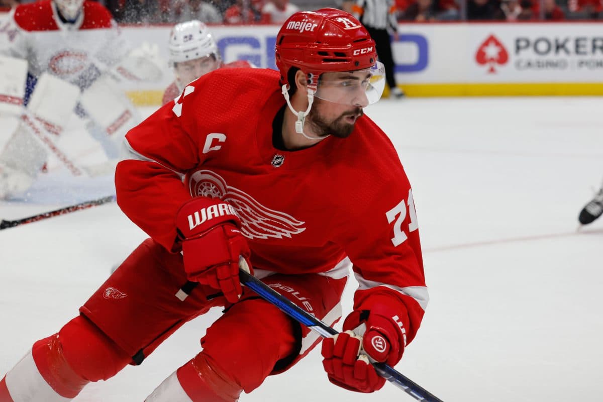 Dylan Larkin Re-Signs With the Detroit Red Wings