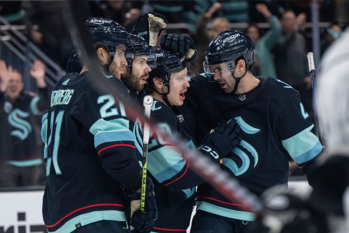 Sharks clinch playoffs with win over Kings 
