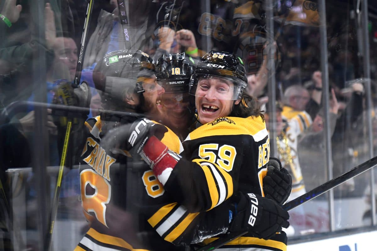 Bruins beat Devils 2-1, match NHL record with 62nd win