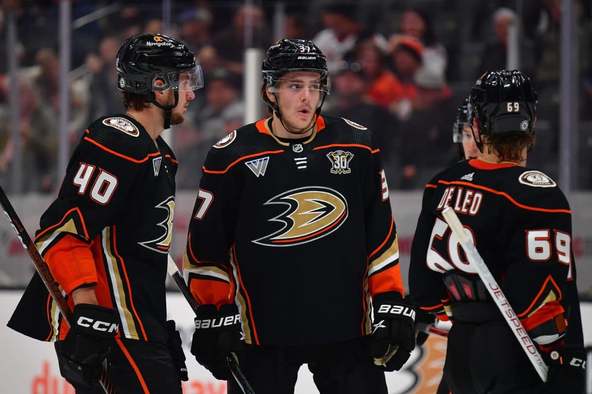 Anaheim Ducks Chase De Leo to miss eight weeks with MCL sprain