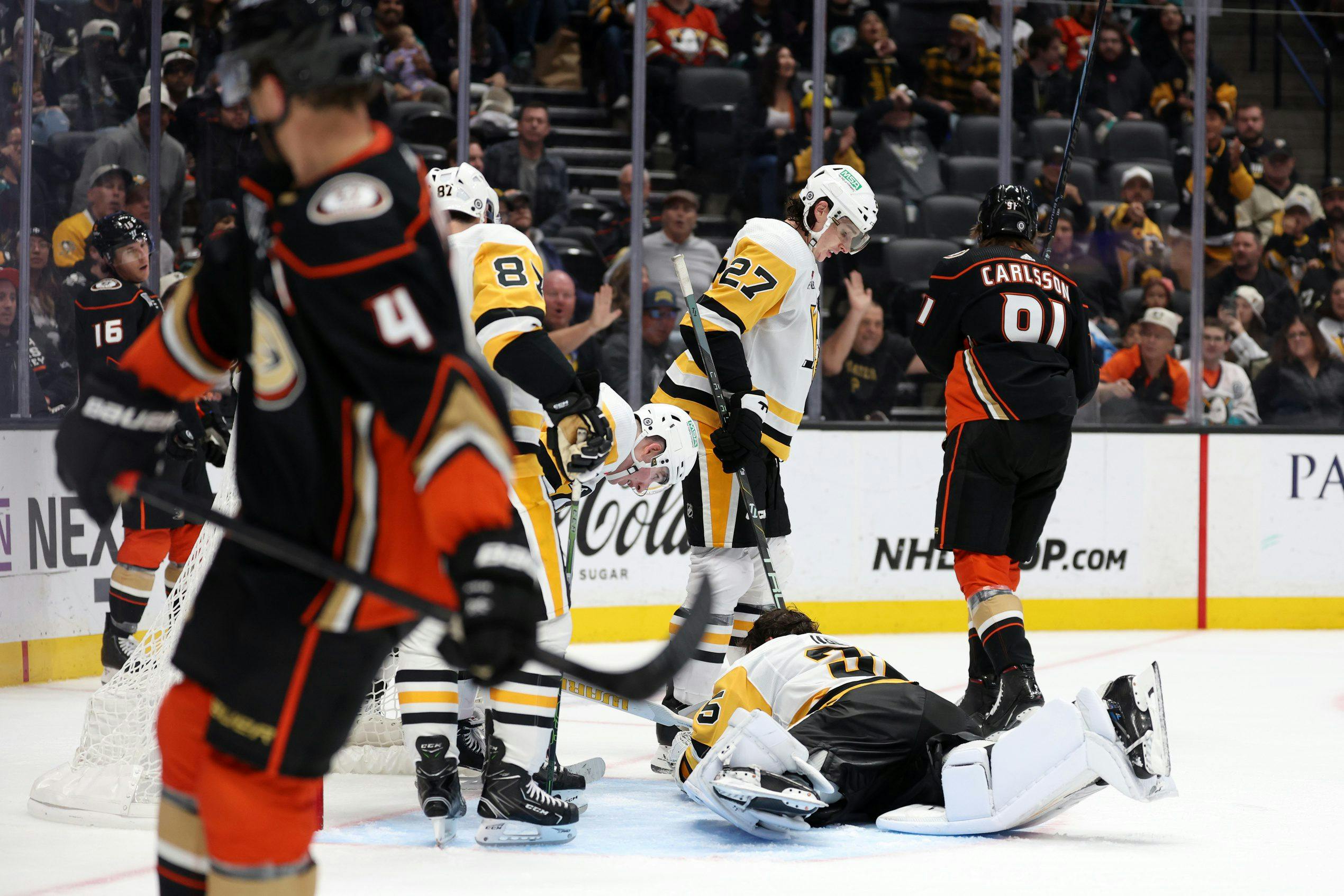 Pittsburgh Penguins’ Tristan Jarry leaves game early with injury from collision