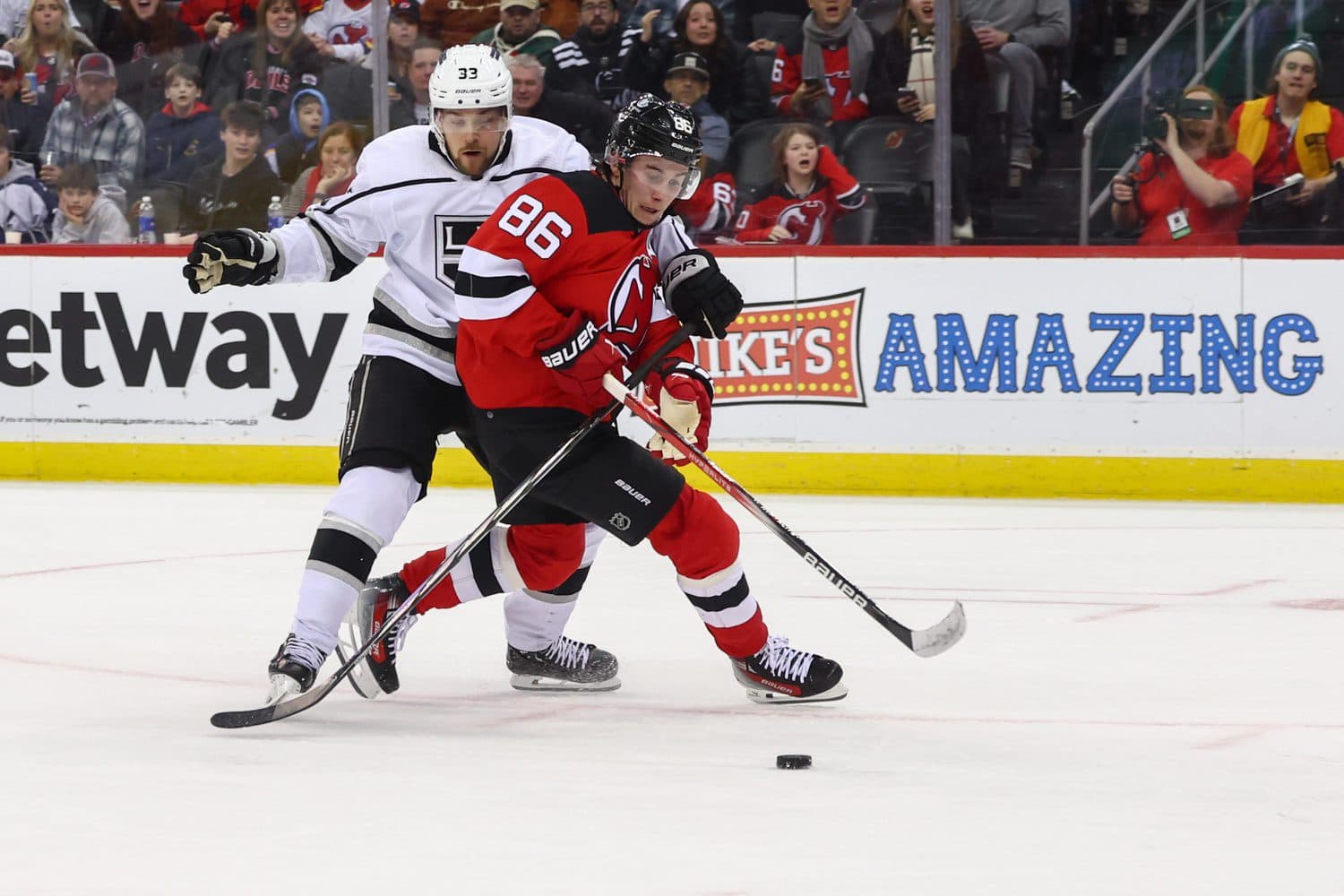 “People pay to watch me play”, Devils’ Jack Hughes chirps Kings’ Viktor Arvidsson in the penalty box