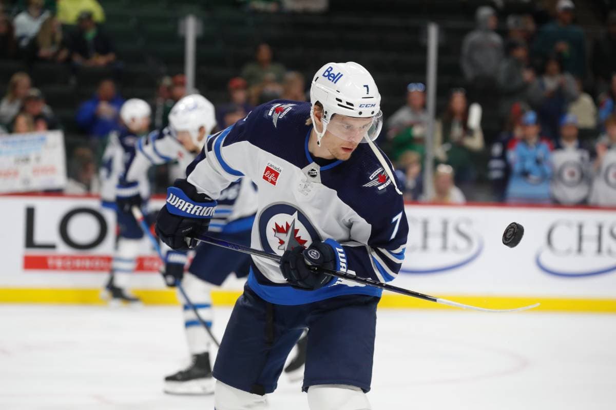 Jets’ Namestnikov leaves Game 4 after taking puck to face