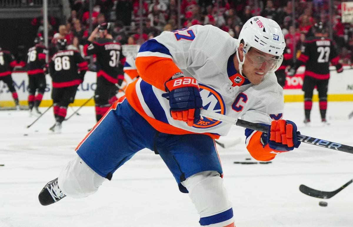 Islanders’ Anders Lee wins 2024 King Clancy Memorial Trophy