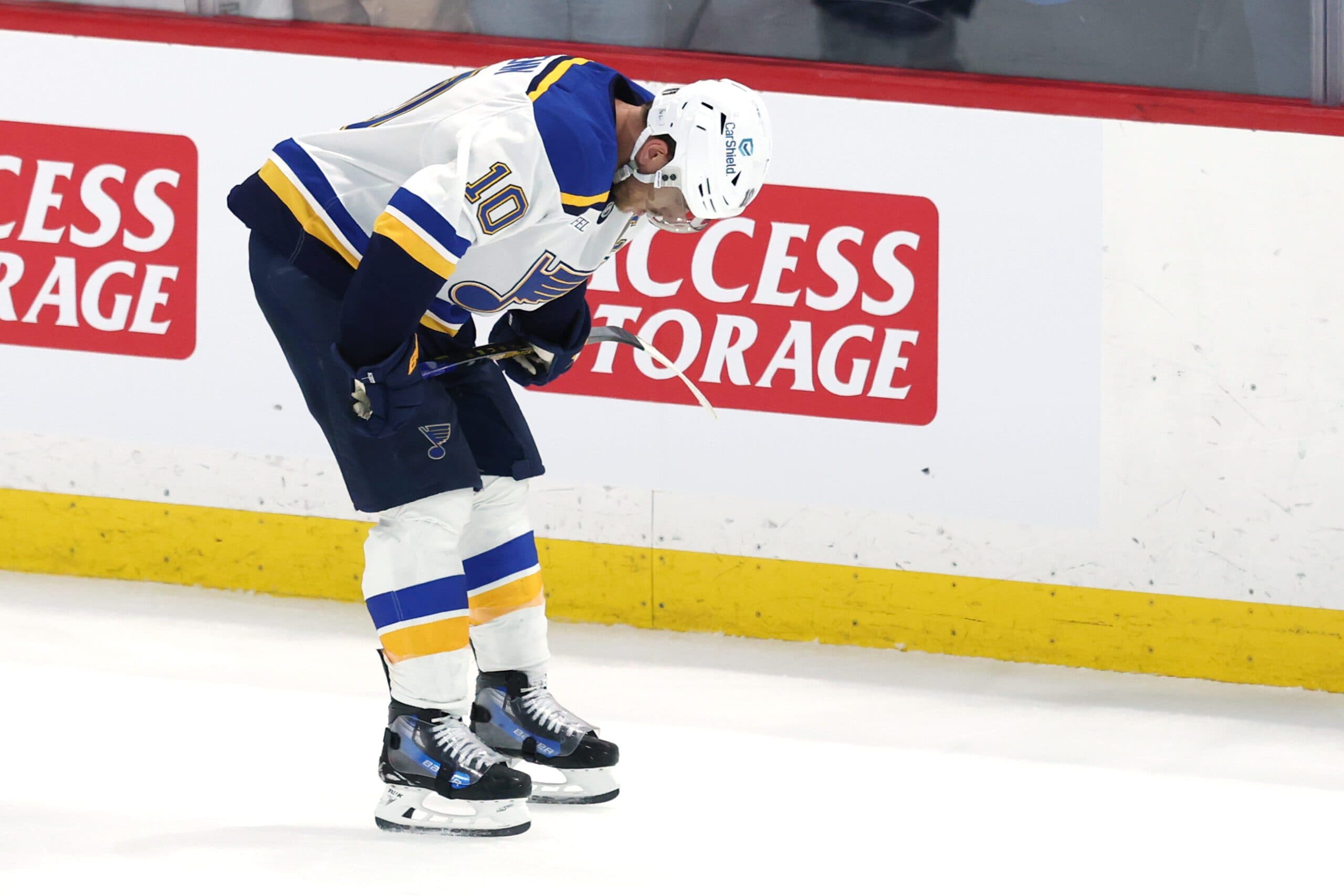 Blues’ Brayden Schenn loses puck in shootout attempt, Canucks win on next shot