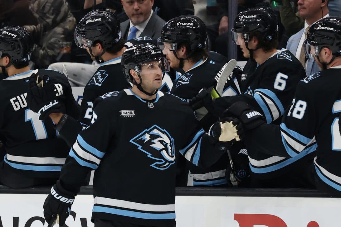 Mammoth’s Alex Kerfoot leaves game vs. Blues with upper-body injury