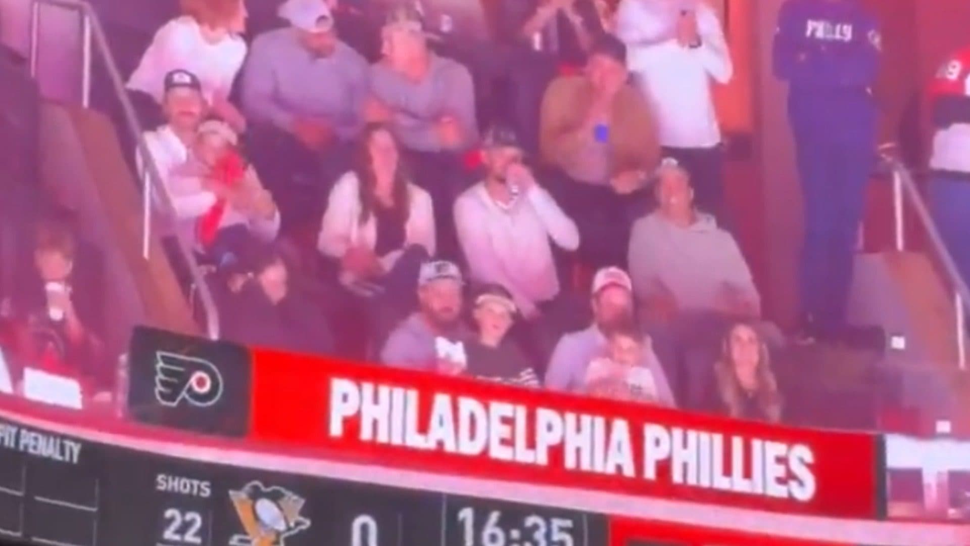 Philadelphia Phillies players booed at Flyers’ game