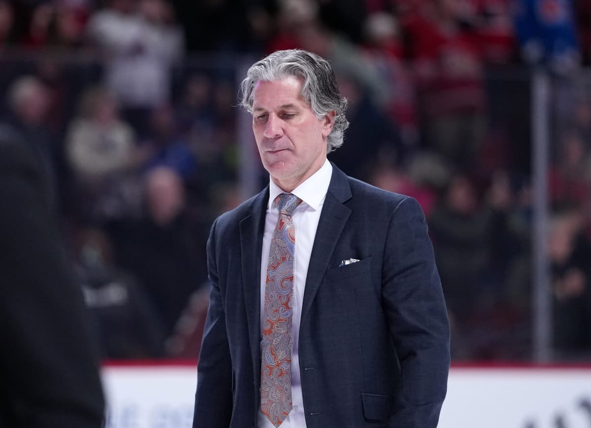 Avalanche’s Jared Bednar leaves game after taking puck to face - BVM Sports