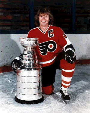 1974-75_bobby_clarke_flyers_with_cup