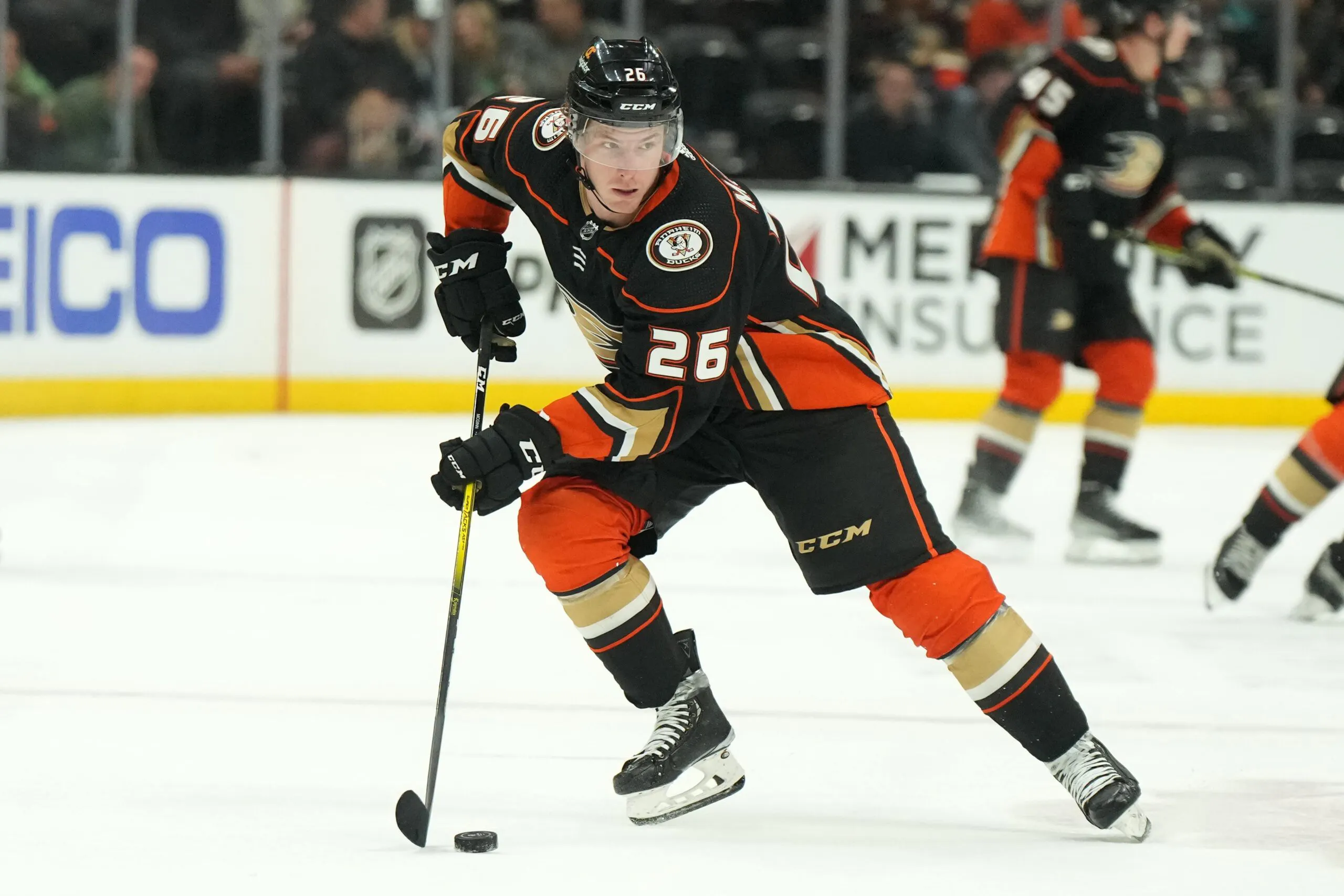 Anaheim Ducks’ Brock McGinn leaves game vs. Edmonton early with upper-body injury