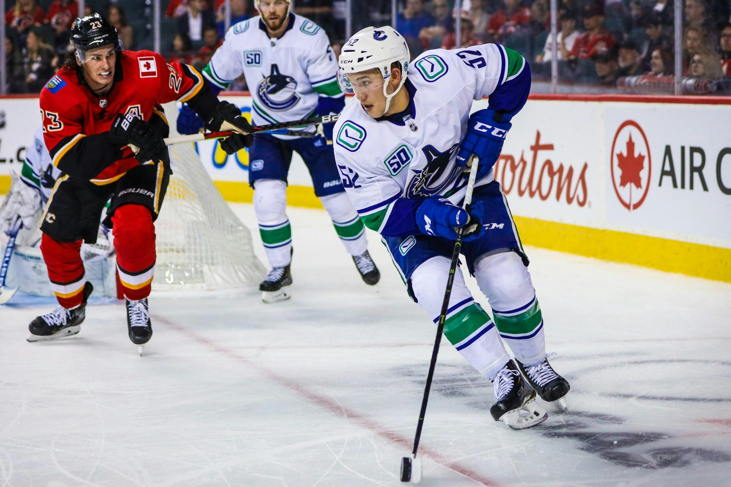 Vancouver Canucks sign Jett Woo to one-year extension