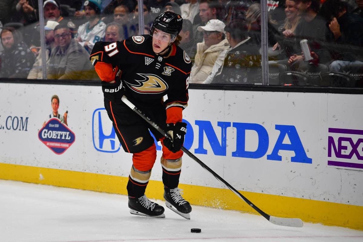 Ducks’ Leo Carlsson leaves game vs. Blackhawks with lower-body injury