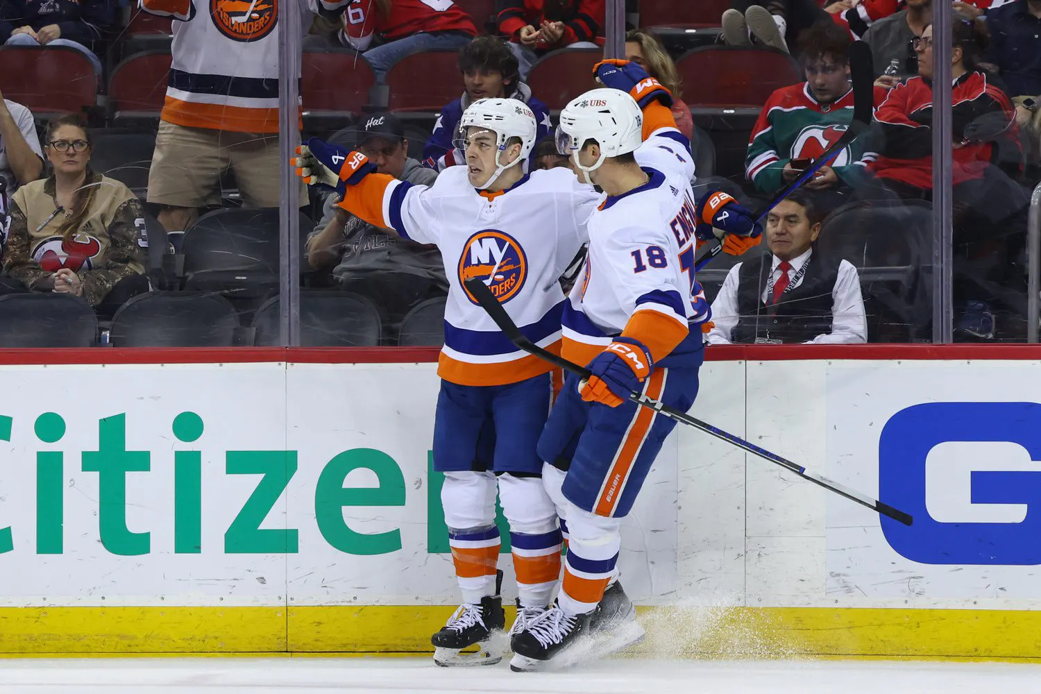 New York Islanders clinch playoff spot with 5-1 win over New Jersey Devils