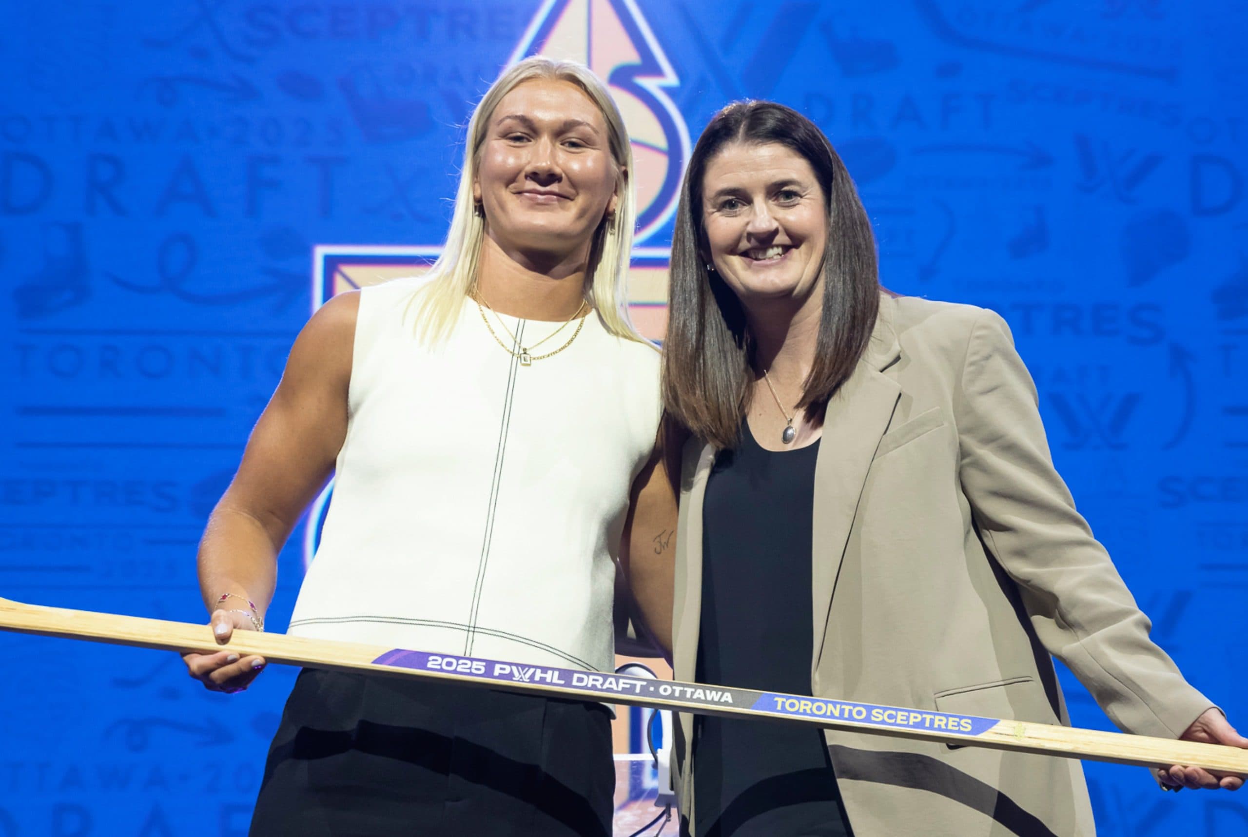 Sceptres sign Emma Gentry to two-year contract