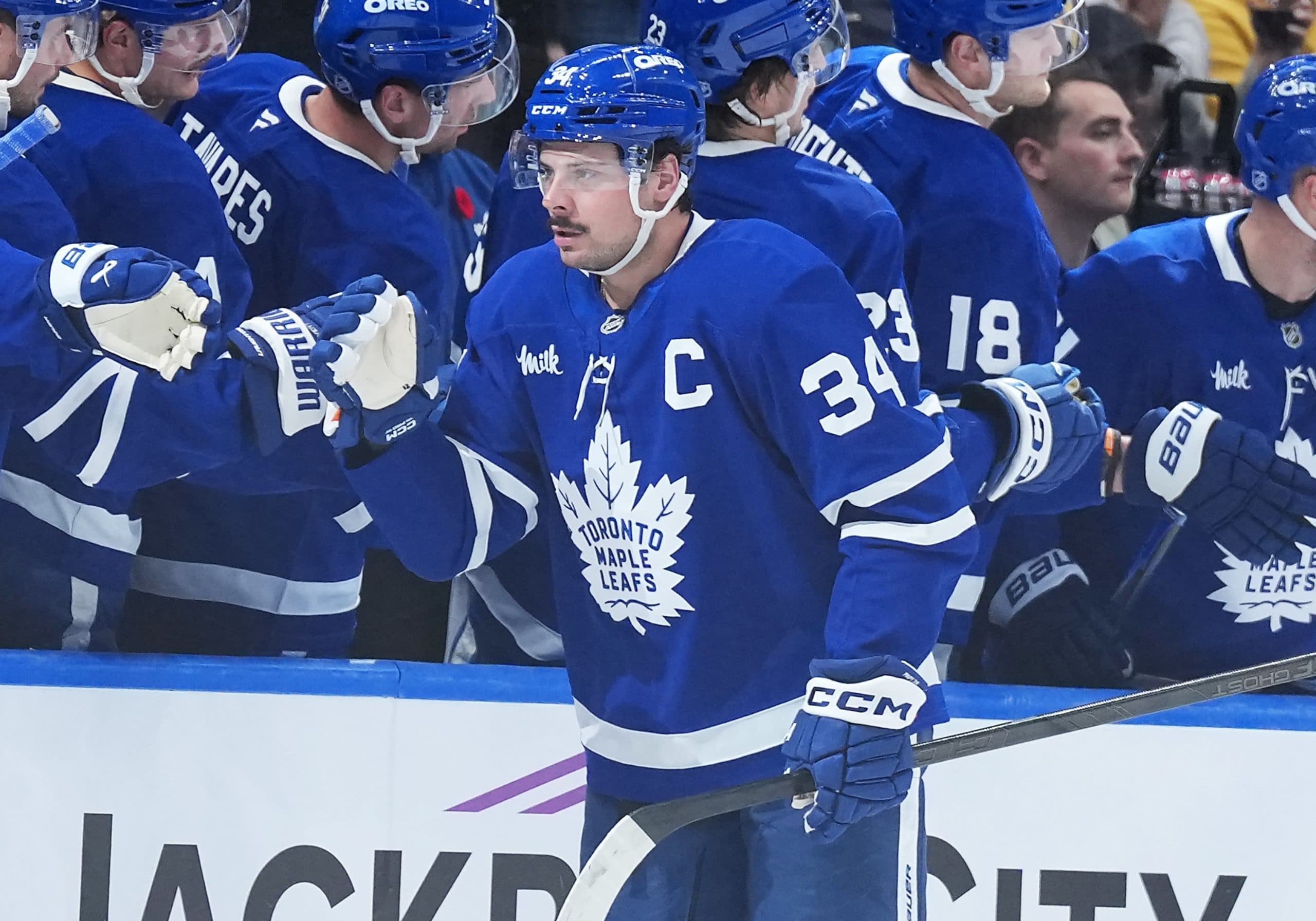 Can any other player score 900 goals?