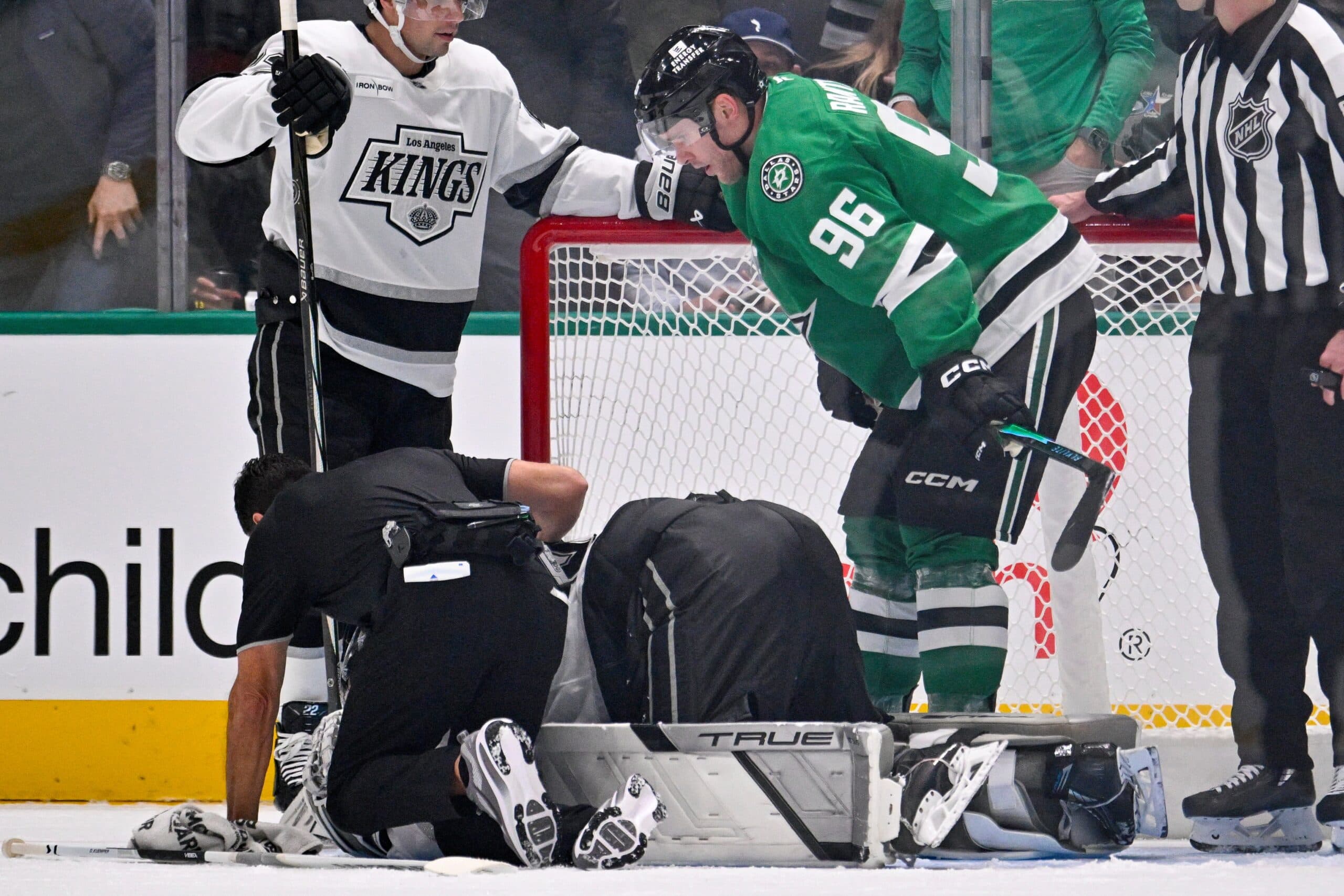 Kings’ Kuemper leaves game after collision with Stars’ Rantanen