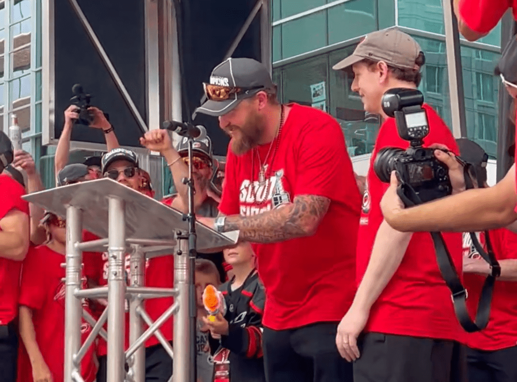 Hurricanes’ Deslauriers signs contract extension on stage at Stanley Cup parade