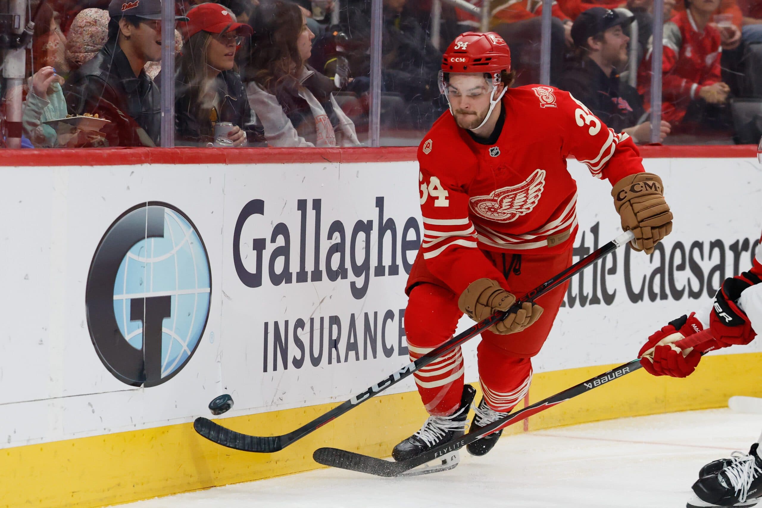 Red Wings sign Carter Mazur to two-year contract