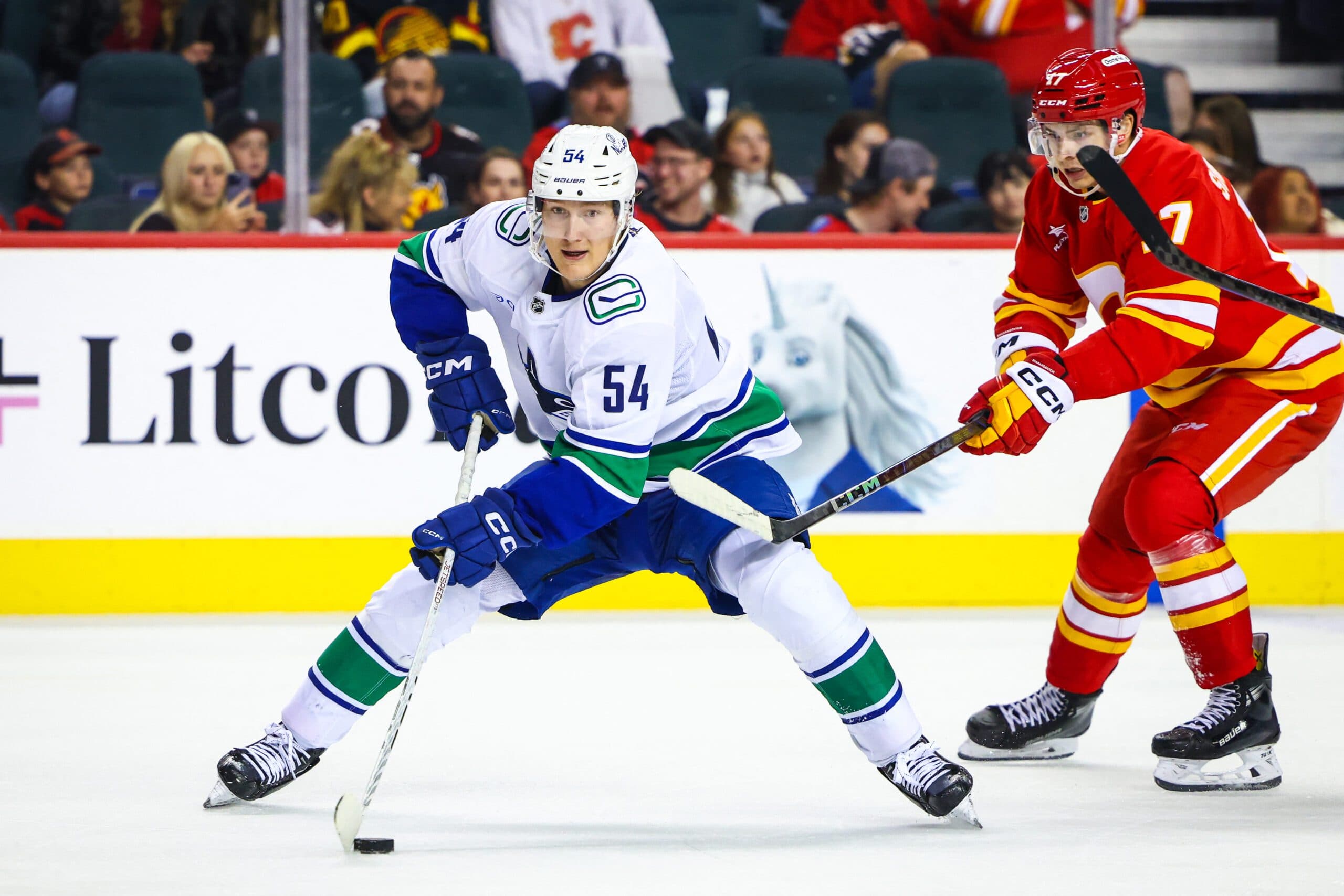 Maple Leafs acquire Räty from Canucks for Quillan, Buhr
