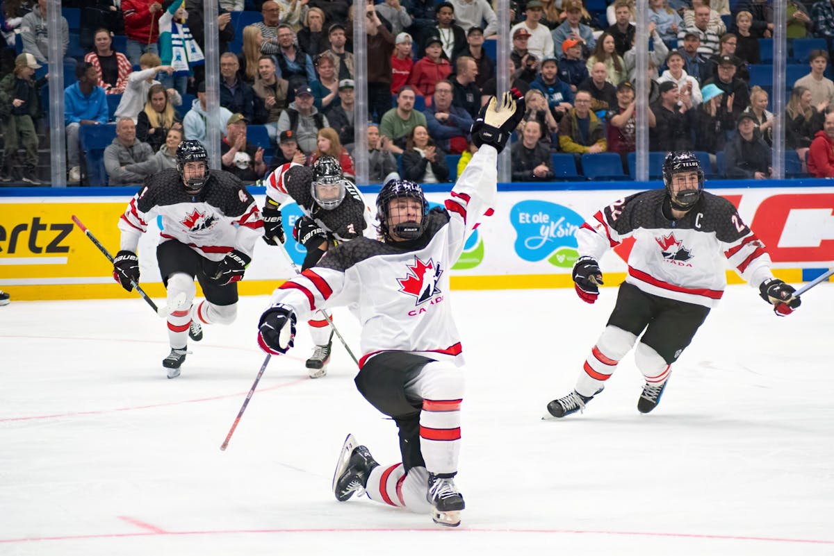 Gavin McKenna erzielt einen Hattrick, als Kanada die USA um Gold bei der U-18-Weltmeisterschaft schlägt